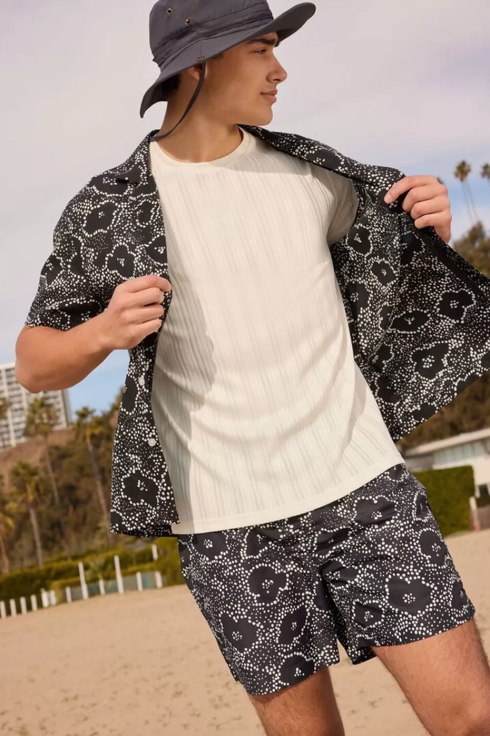 Bottoms>Forever 21 Abstract Floral Print Swim Trunks Black/White
